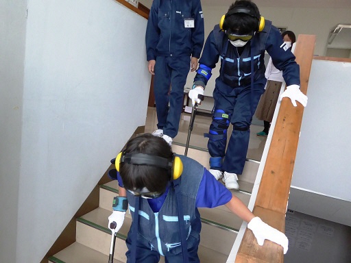 高齢者疑似体験 階段を下りる