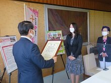 株式会社鳥取県倉吉自動車学校への日本創生のための将来世代応援知事同盟「将来世代応援企業賞」伝達式1