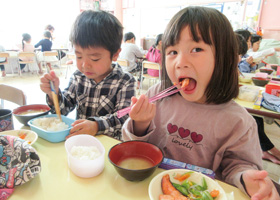 地元で養殖された銀ざけを使った給食を食べる子どもたちの写真