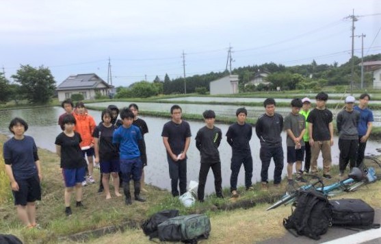 手植え終了後、１年生全員で記念撮影