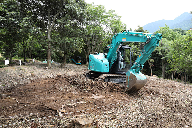 重機を使った表土掘削の様子