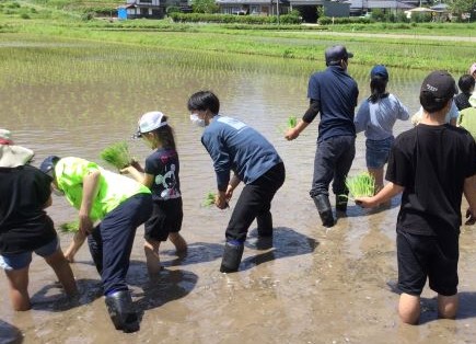 小学生と専攻生のふれあい