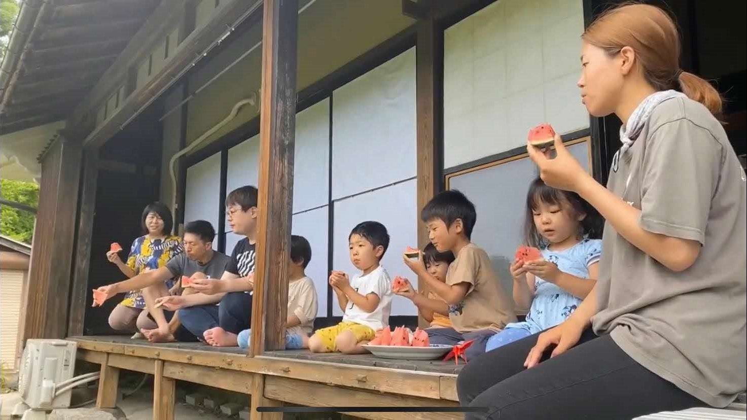 ふくはうちにて大栄西瓜を食べる子ども達