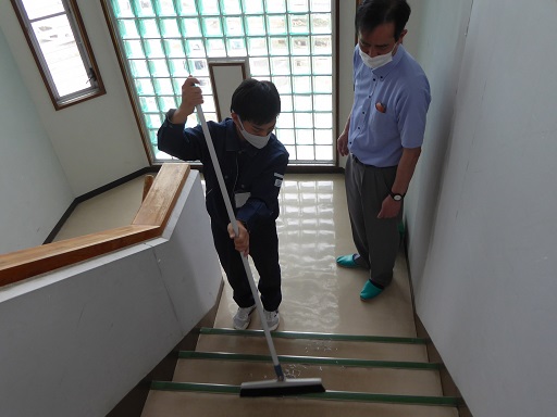 大屋先生と階段清掃