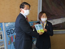 学校法人柳心学園ほか県内事業者によるSDGs関連書籍「とっとりSDGs」の発刊報告会1