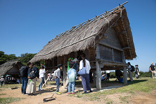 高床倉庫の見学