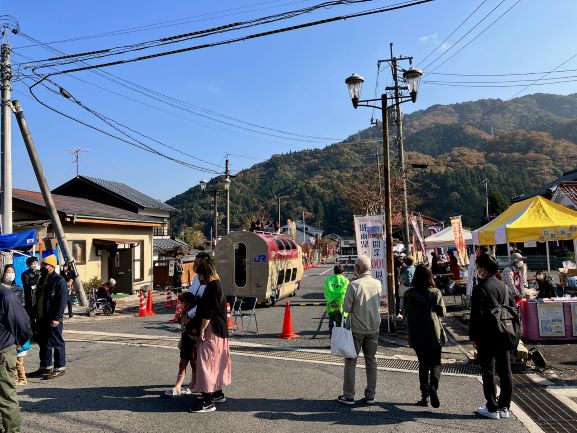 黒坂フェスタで賑わう駅前通り