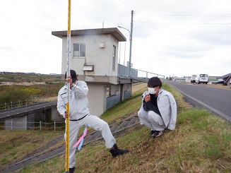 水準測量での標尺の設置状況