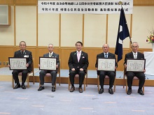 令和4年度自治会等地縁による団体功労者総務大臣表彰知事伝達式及び 令和4年度頑張る住民自治活動表彰鳥取県知事表彰式1