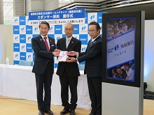 鳥取県立県民文化会館ネーミングライツ・スポンサー契約調印式及びデジタルサイネージ贈呈式2
