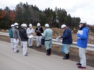 建設発生土の処理について説明を受けている様子