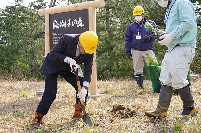 吉岡社長による代表植樹