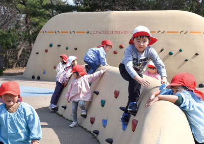 遊具で遊ぶ子供たちの写真