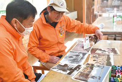 思い出を語り合う鍜治川さんと山田さんの写真