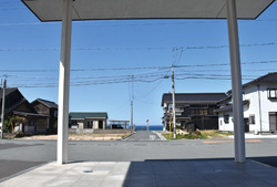 東浜駅のゲートから見た海へと続く景色の写真