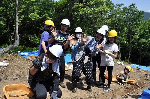 本物の出土に驚く部員たち