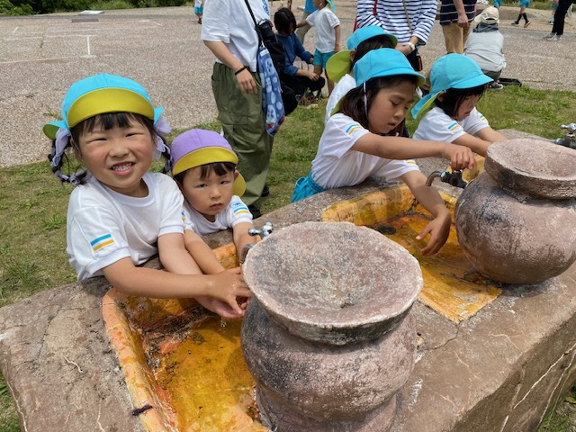 むきばんだオリジナル!弥生土器の水道蛇口で手を洗う園児たち