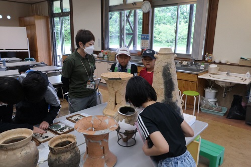 土器を観察する児童