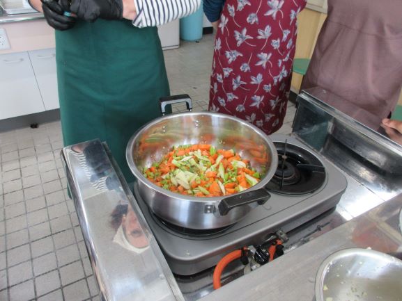 材料を炒めている