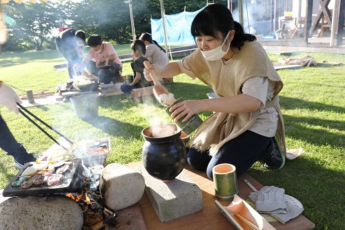 炊けたご飯をよそう