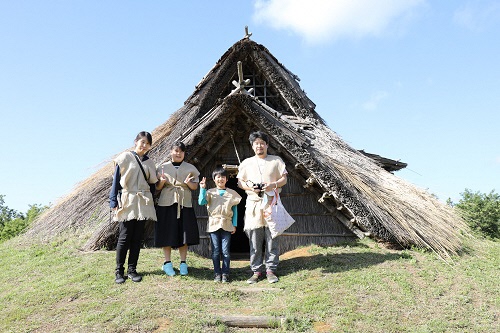 竪穴住居で記念撮影