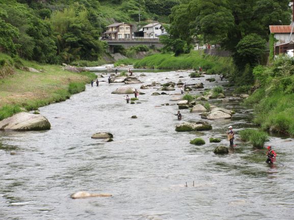 予選のために川に入る釣り人