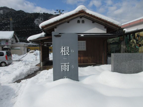 根雨駅は雪に埋もれる