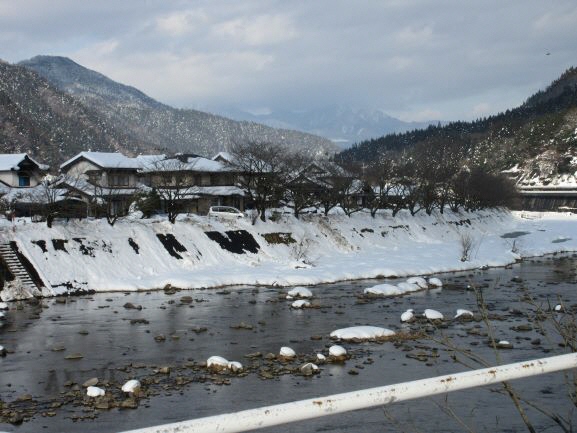 日野川の岩に雪が積もる