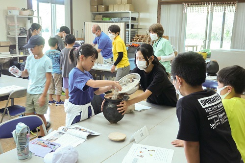 土器にお米を入れる