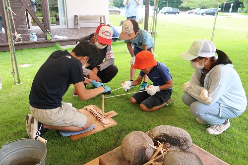 ひもぎり式に挑戦する子どもたち