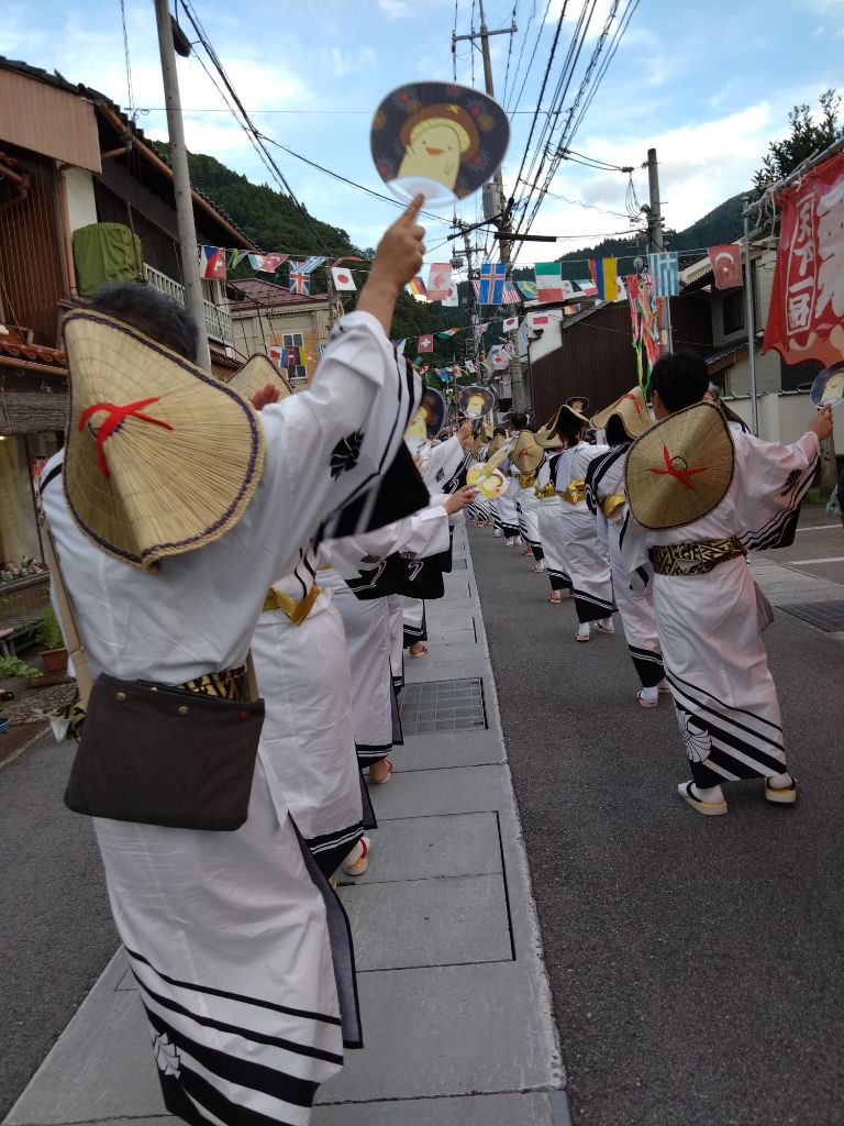 日野町音頭を踊る面々