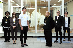 エアーガーメンツのプロジェクトに携わった西川朋宏専務、川西遼平氏らの写真
