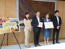 八幡不動産グループからの台風第7号被害に対する災害復興支援金贈呈式2