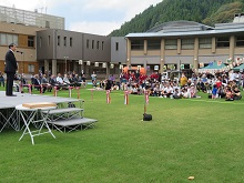 日南町総合文化センターイベント広場芝生化完成披露式典1