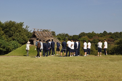 竪穴住居の見学の様子