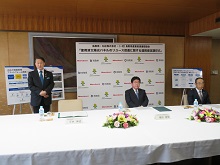 使用済太陽光パネルのリユース促進に関する連携協定調印式、丸紅株式会社からの台風第7号被害に対する災害復興支援金贈呈式1