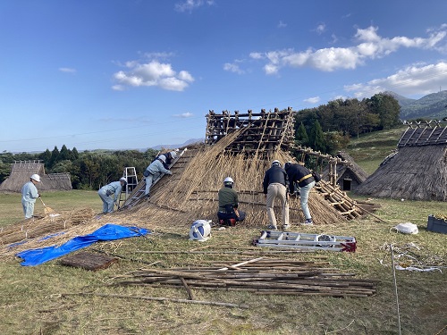 修理が進む妻木山地区の竪穴住居