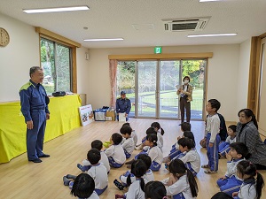 危機管理専門官による訓練後の講評の様子の写真