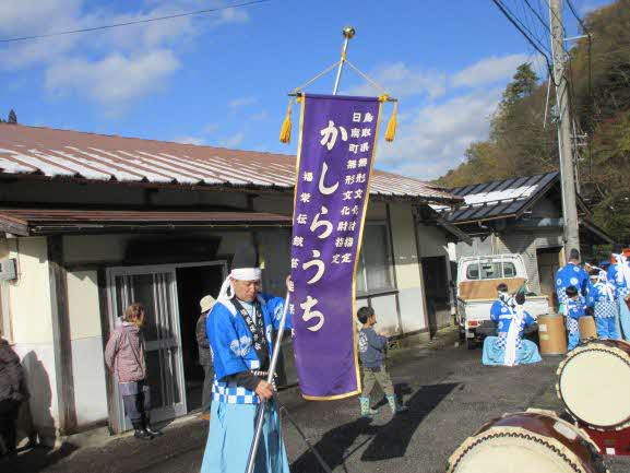 公民館の前で準備をする