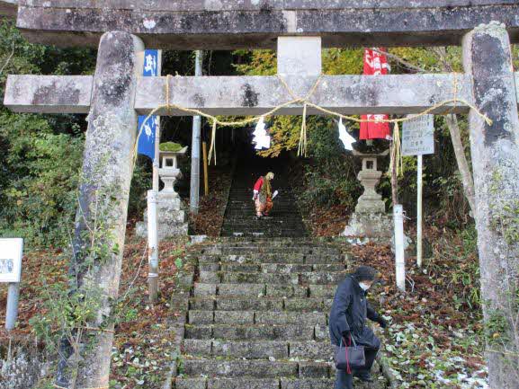 長い石段を下りてくる茶利