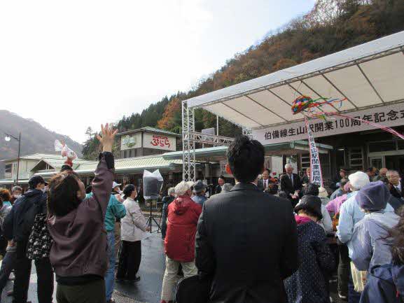 餅をこちらへ、と叫ぶ人たち