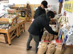 もち米を店頭に並べている