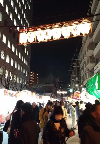 夜の通りの様子