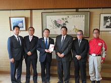 鳥取市上水道事業協同組合からの能登半島地震災害義援金贈呈式1