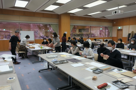 刊行物の修復の実習風景