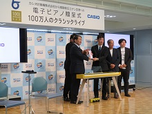カシオ計算機株式会社からの電子ピアノ贈呈式1