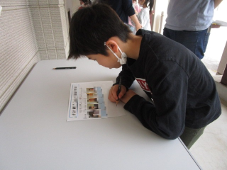 役員を選んでいる写真