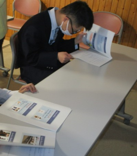 職員の話を聞く児童の写真