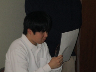職員の話を聞く児童の写真