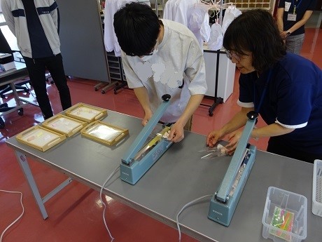 商品の袋詰め
